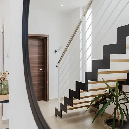 度假居 Stunning Penthouse With Private Pool By Homely