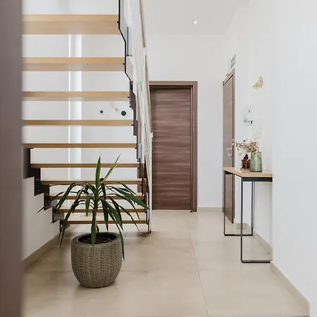 度假居 Stunning Penthouse With Private Pool By Homely