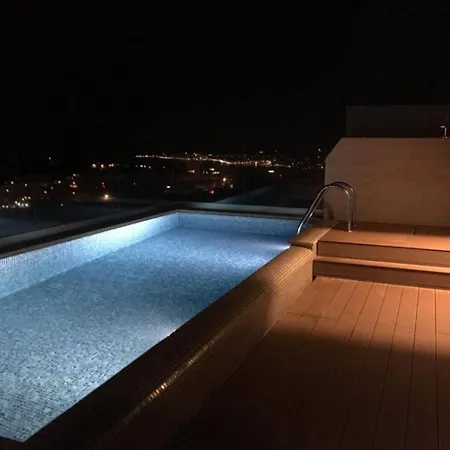 度假居 Stunning Penthouse With Private Pool By Homely