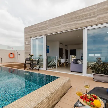度假居 Stunning Penthouse With Private Pool By Homely *
