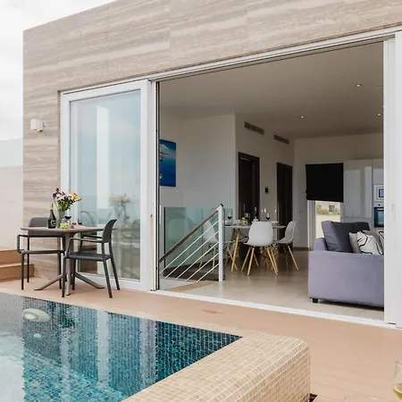 Stunning Penthouse With Private Pool By Homely 度假居